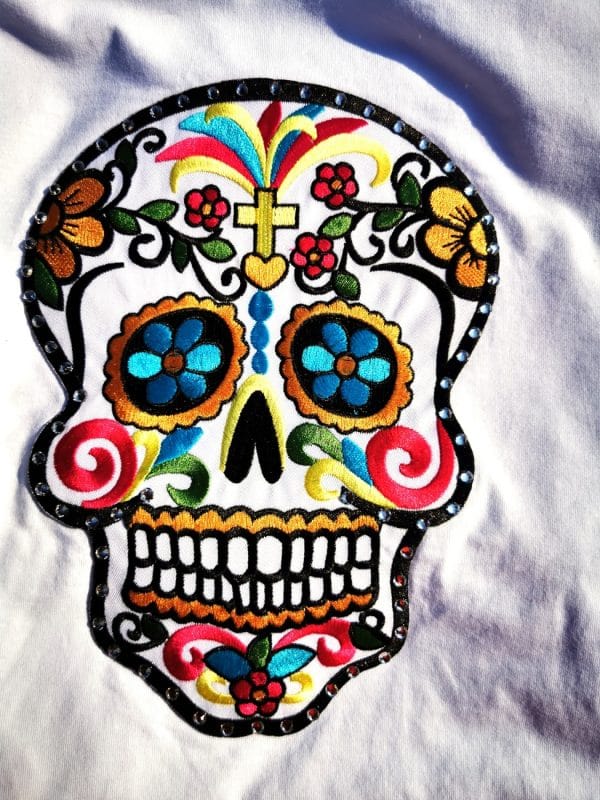 T-Shirt für Damen und Herren weiß mit Stick-Motiv mexikanischer Totenkopf von Bohemian Rebel